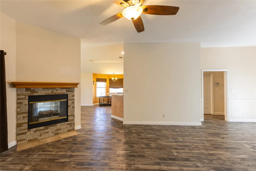 3904 Santa Cruz Street Granbury, TX 76049