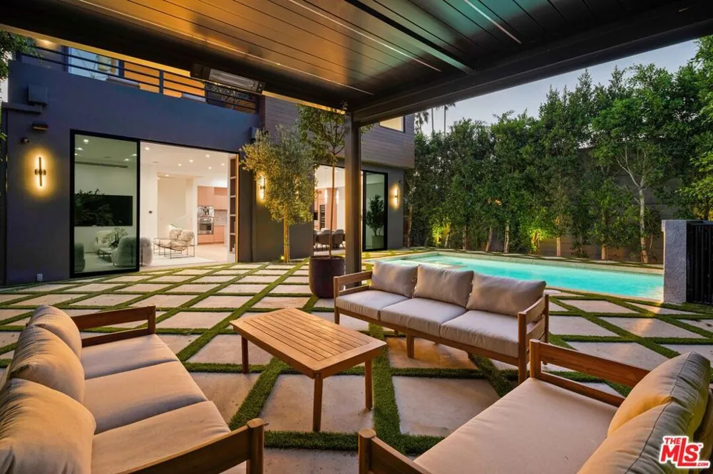 1130 Poinsettia Place West Hollywood, CA 90046