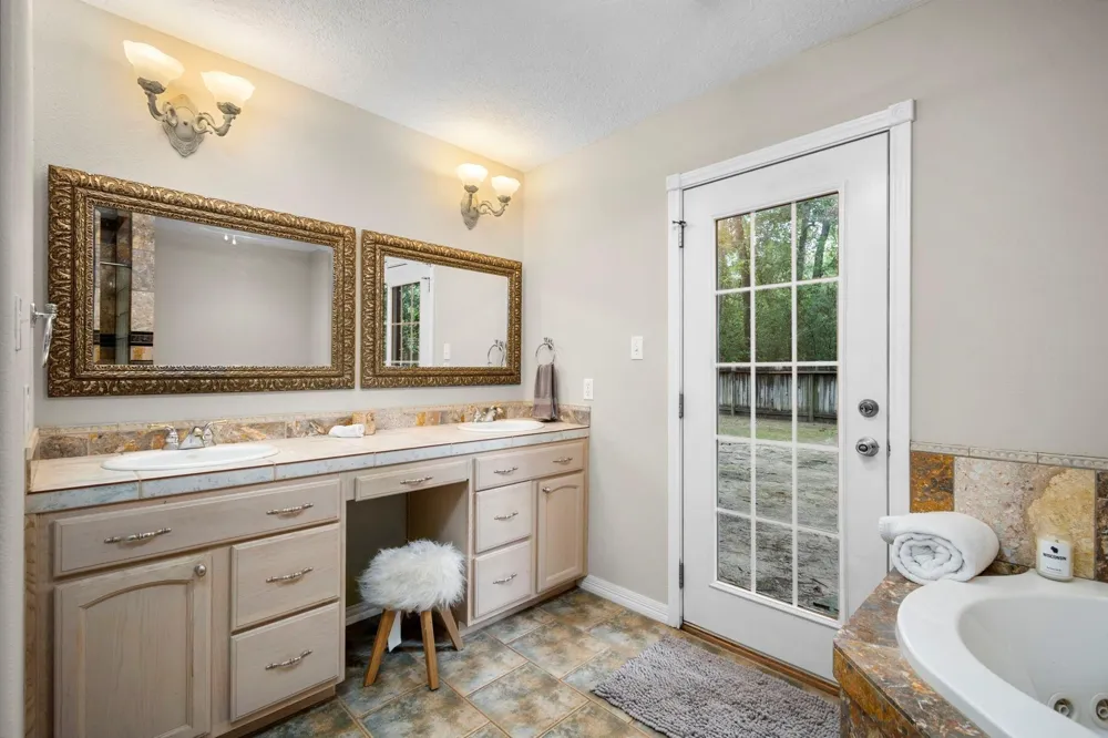 2 Amber Fire Place The Woodlands, TX 77381