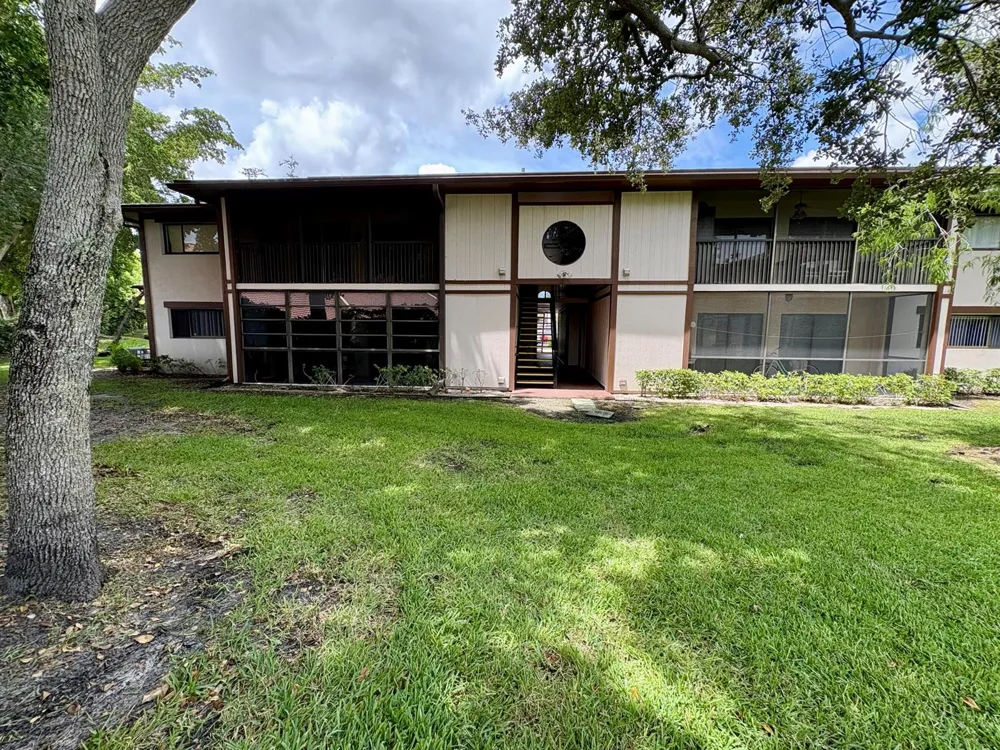 9391 S Belfort Circle #211 Tamarac, FL 33321