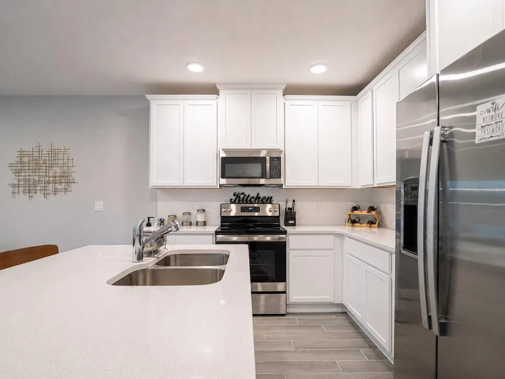 4902 LIVINGSTON LANE Oviedo, FL 32765