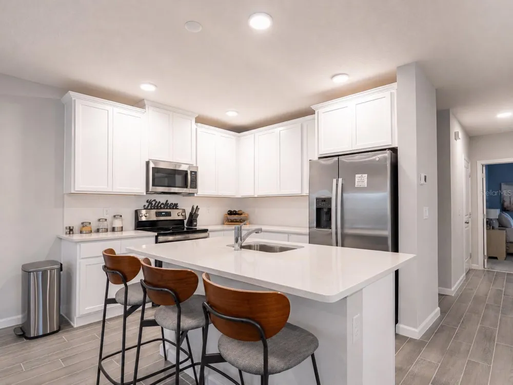 4902 LIVINGSTON LANE Oviedo, FL 32765