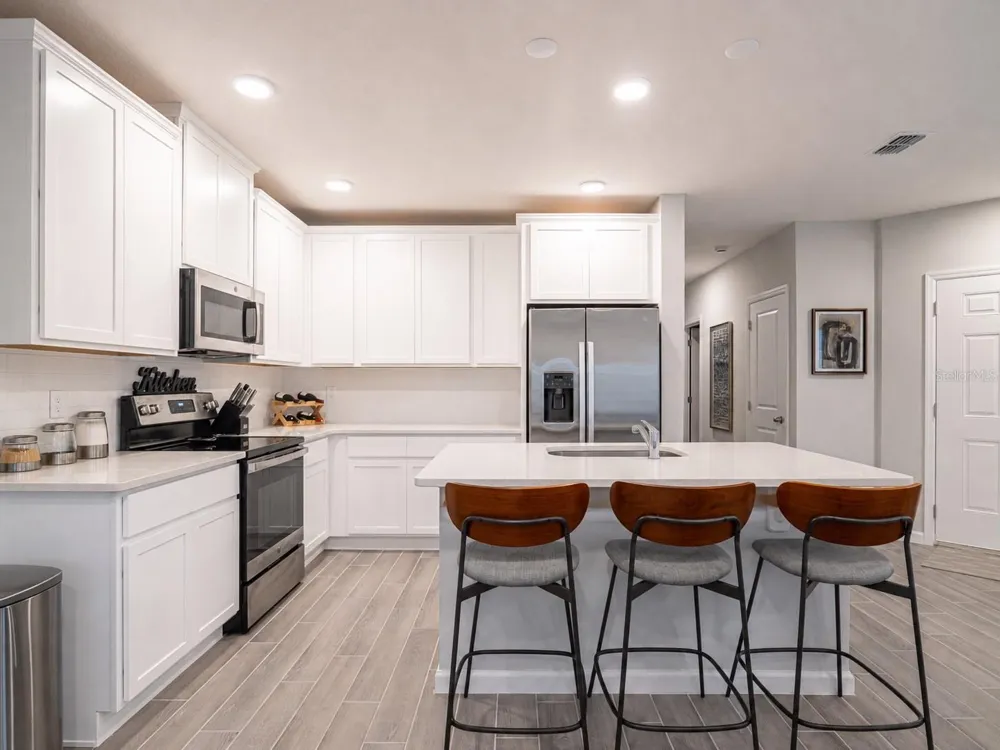 4902 LIVINGSTON LANE Oviedo, FL 32765