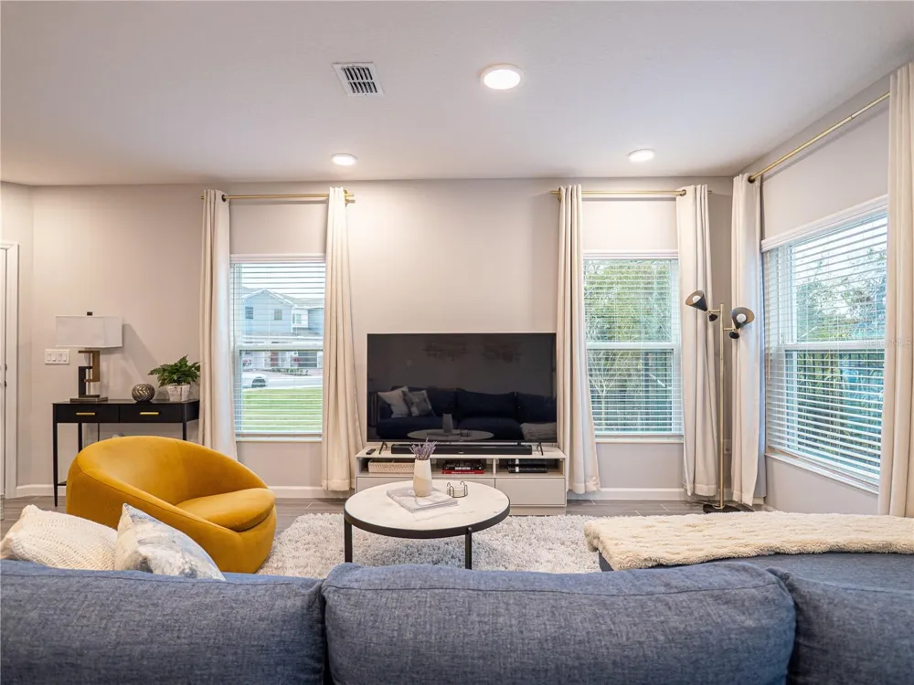 4902 LIVINGSTON LANE Oviedo, FL 32765
