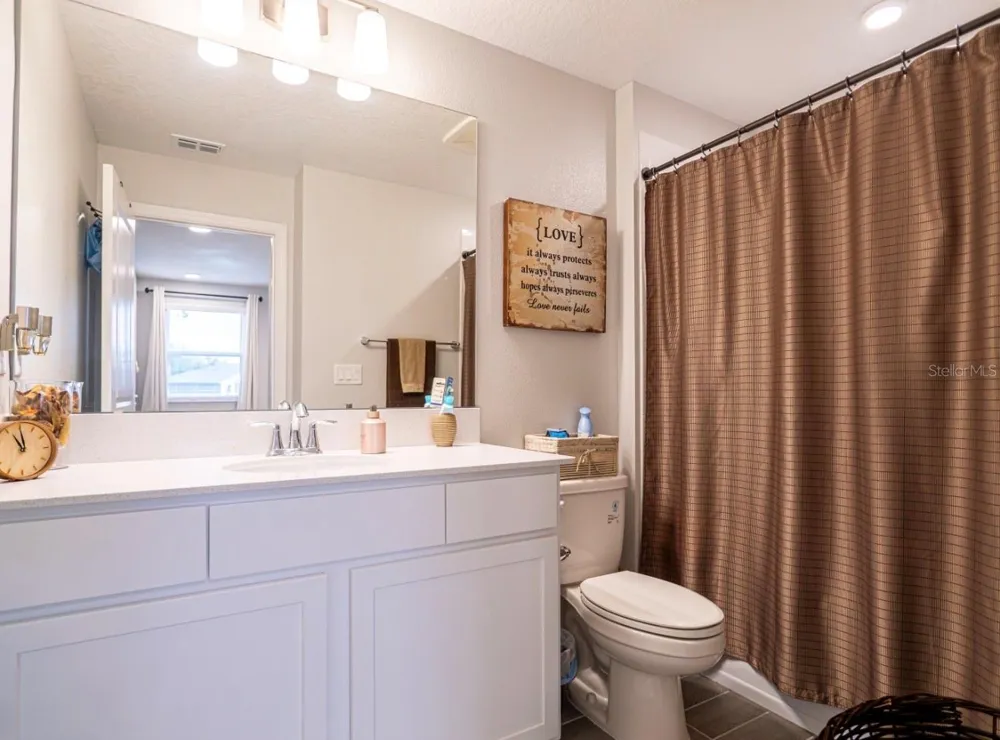 4902 LIVINGSTON LANE Oviedo, FL 32765
