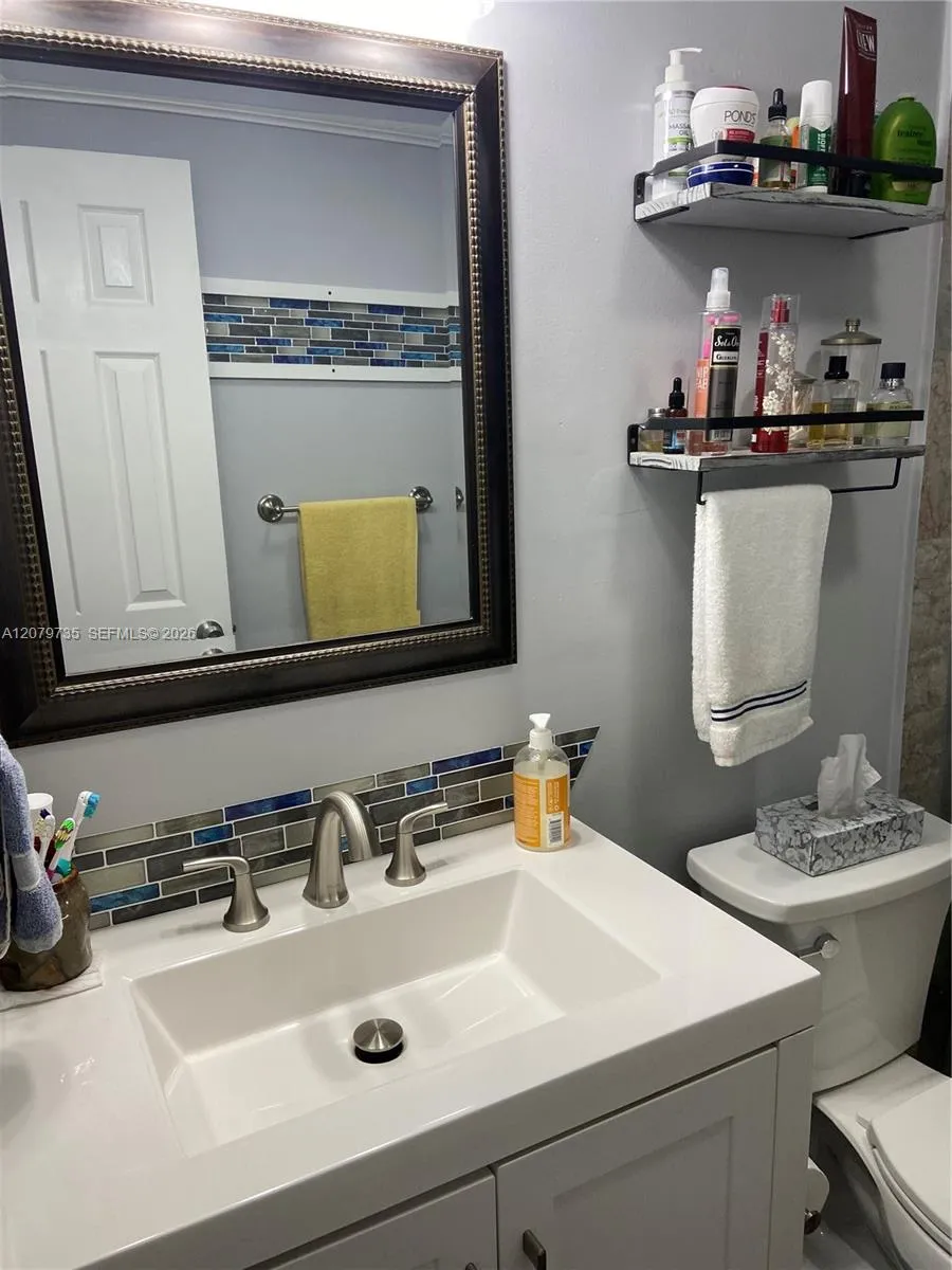 1075 W 68th St #403 Hialeah, FL 33014