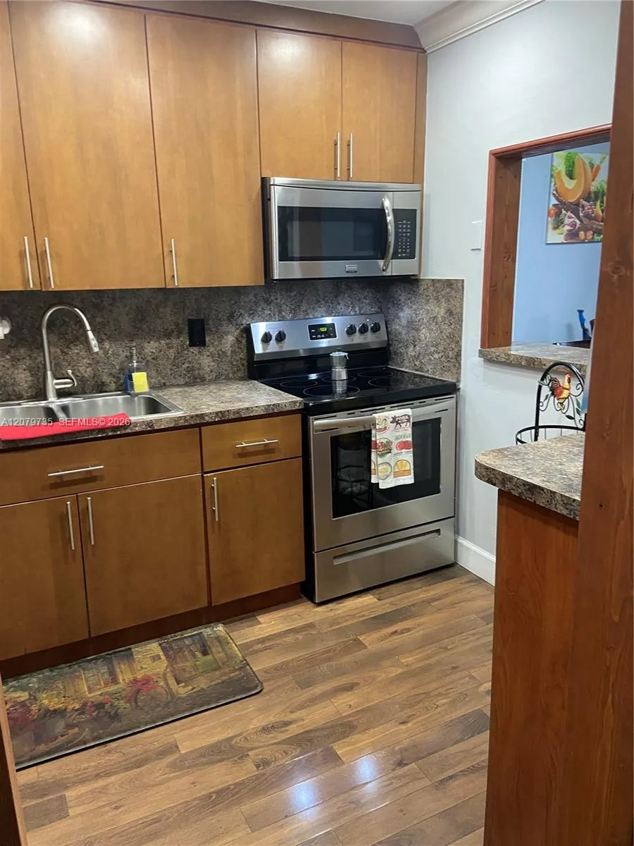 1075 W 68th St #403 Hialeah, FL 33014