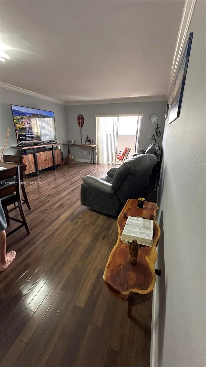 1075 W 68th St #403 Hialeah, FL 33014
