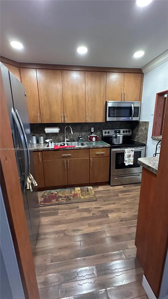 1075 W 68th St #403 Hialeah, FL 33014