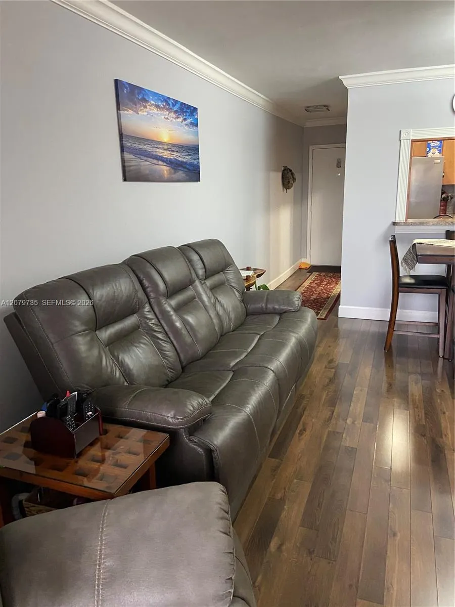1075 W 68th St #403 Hialeah, FL 33014