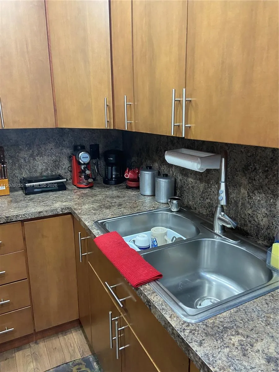 1075 W 68th St #403 Hialeah, FL 33014