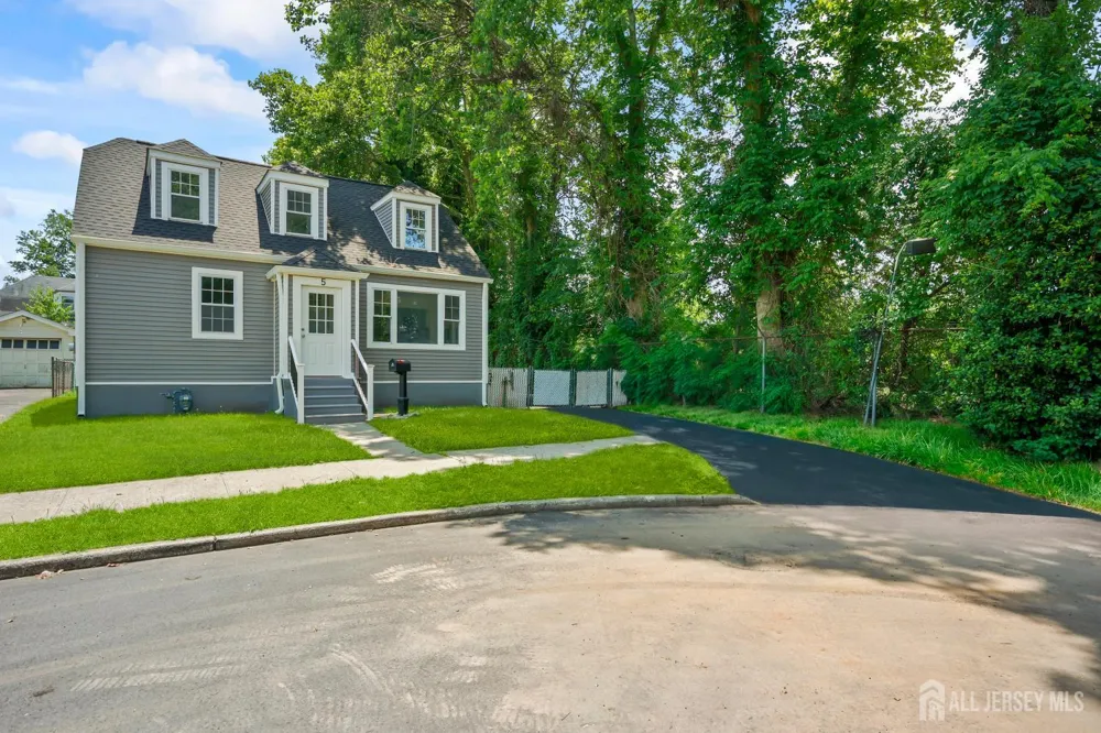 5 Monument Avenue Hamilton, NJ 08619