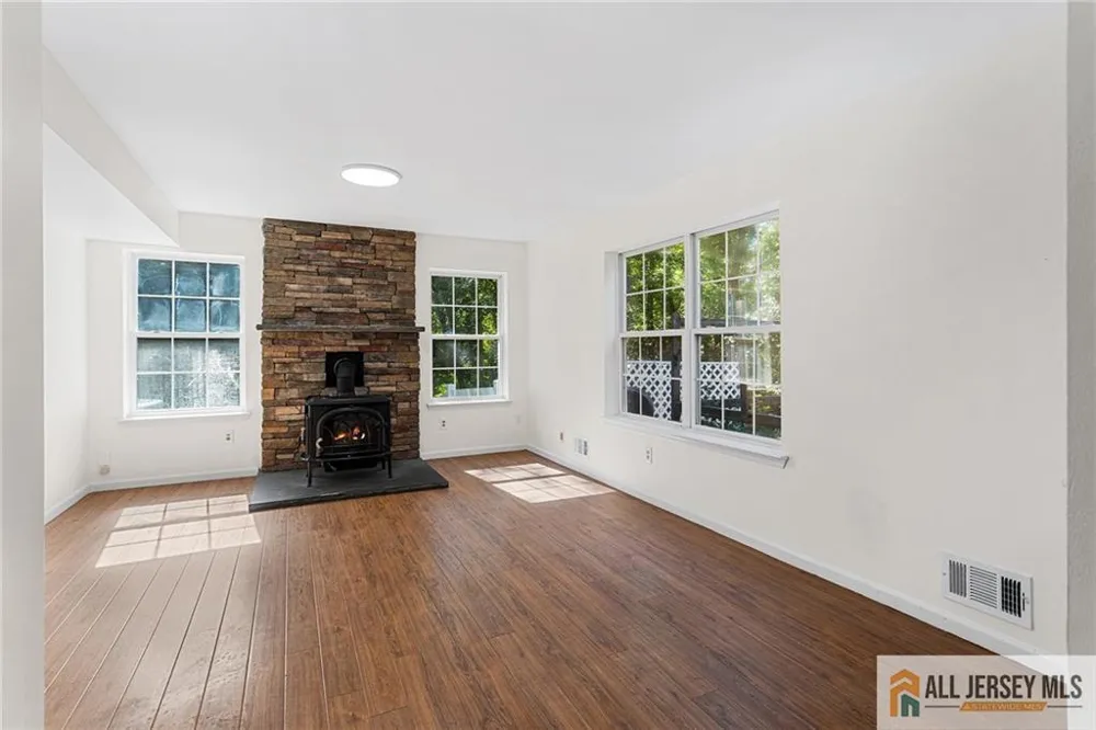 569 Buttonwood Drive Jackson, NJ 08527