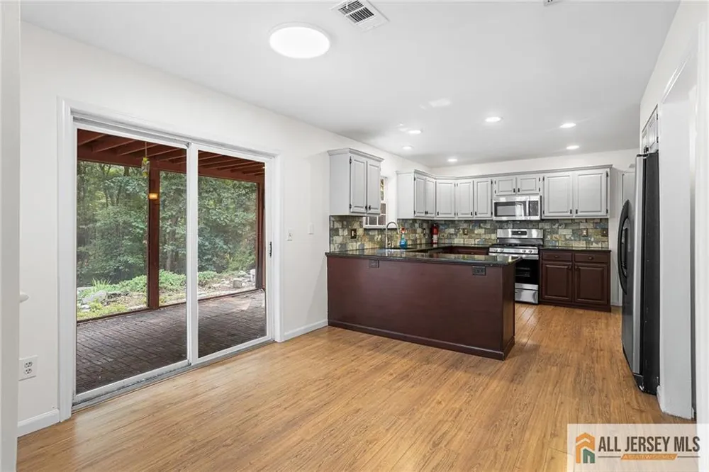 569 Buttonwood Drive Jackson, NJ 08527