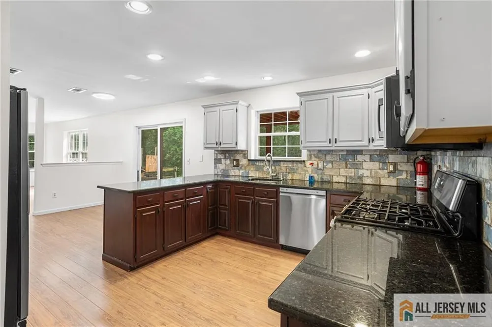 569 Buttonwood Drive Jackson, NJ 08527