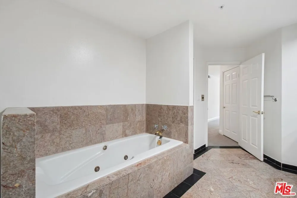 1508 Greenfield Avenue #101 Los Angeles, CA 90025