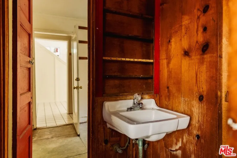 8337 Lookout Mountain Avenue Los Angeles, CA 90046