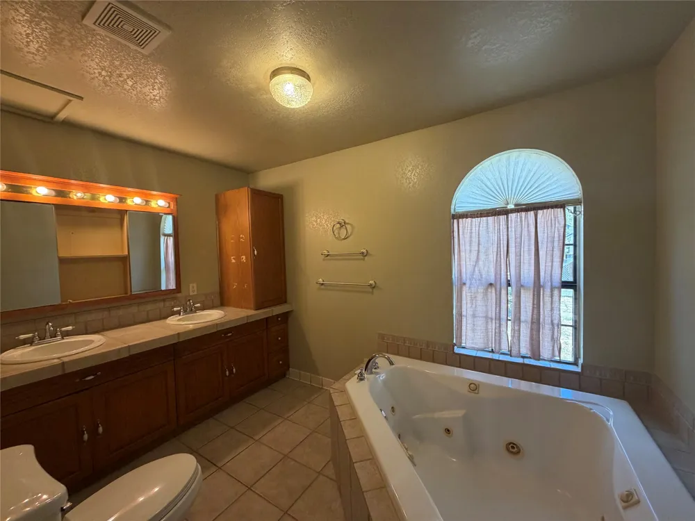 805 S 3rd Street Grandview, TX 76050
