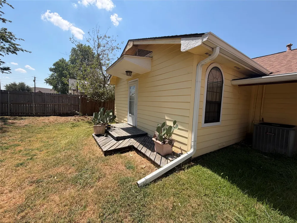 805 S 3rd Street Grandview, TX 76050