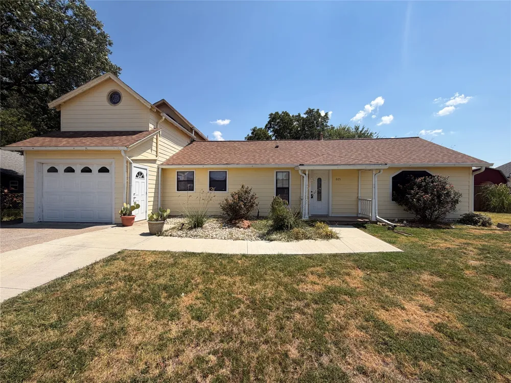 805 S 3rd Street Grandview, TX 76050