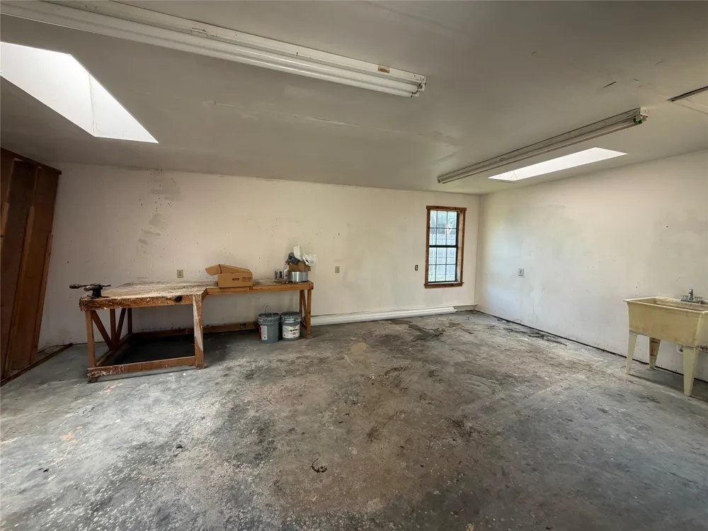 805 S 3rd Street Grandview, TX 76050
