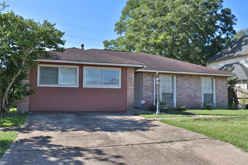 2706 S Brompton Drive Pearland, TX 77584