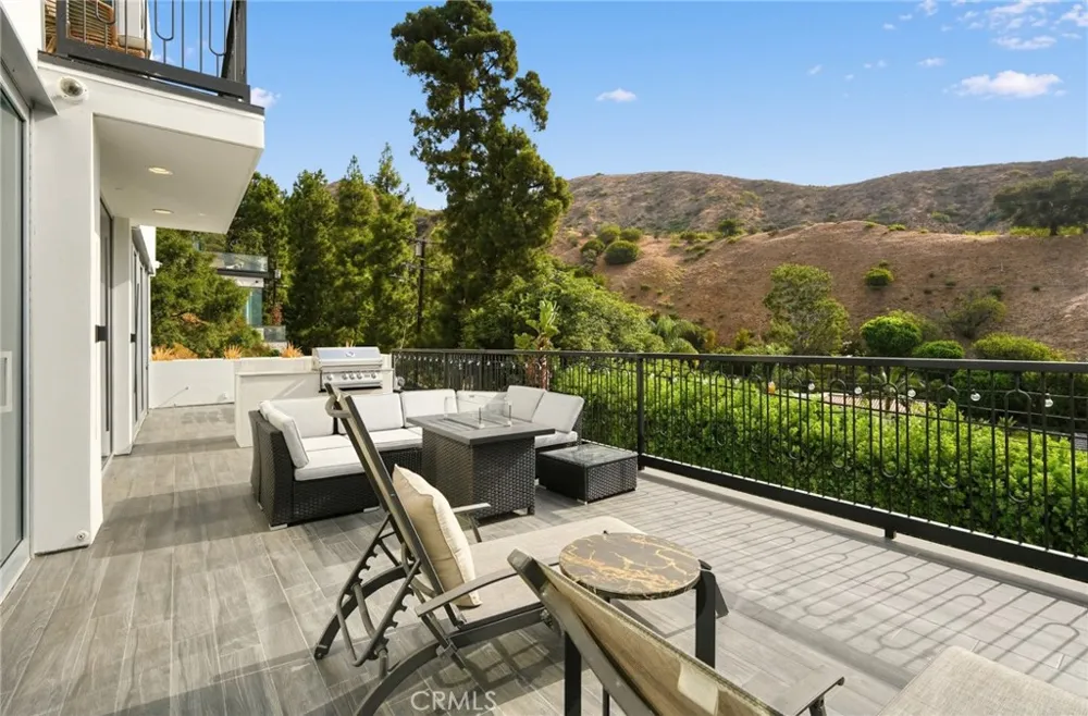 1941 Curson Los Angeles, CA 90046
