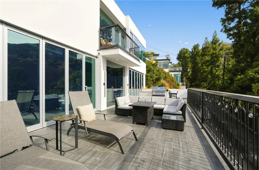 1941 Curson Los Angeles, CA 90046