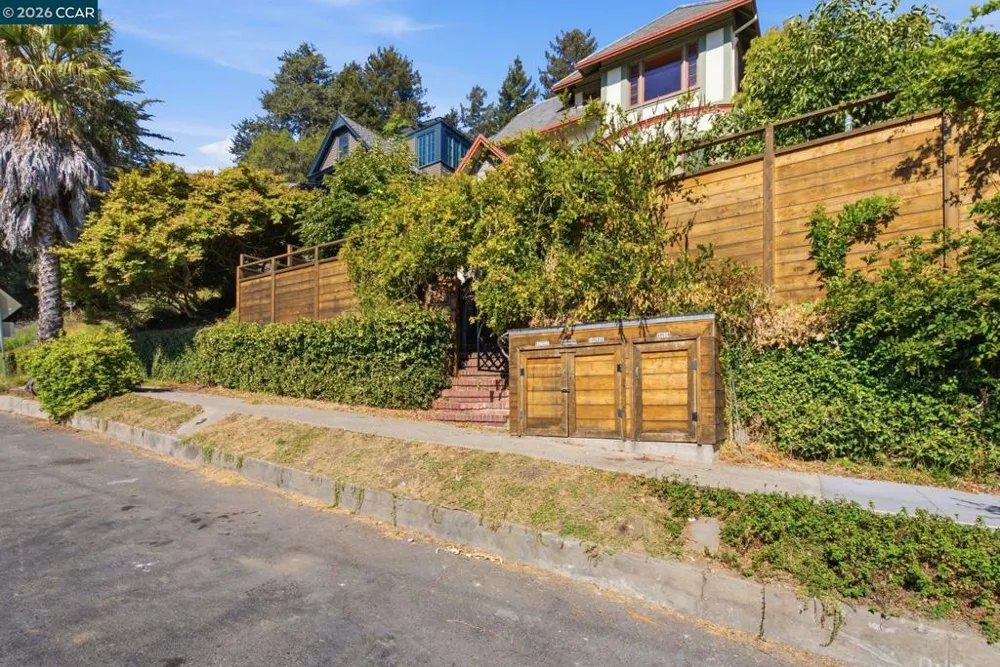 1683 La Loma Ave Berkeley, CA 94709