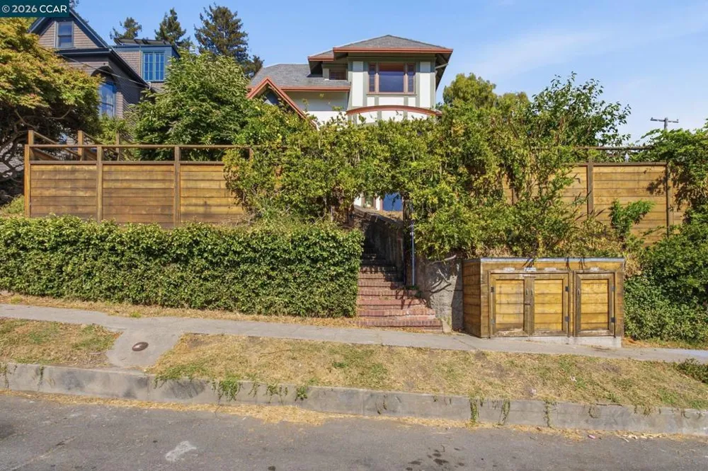 1683 La Loma Ave Berkeley, CA 94709