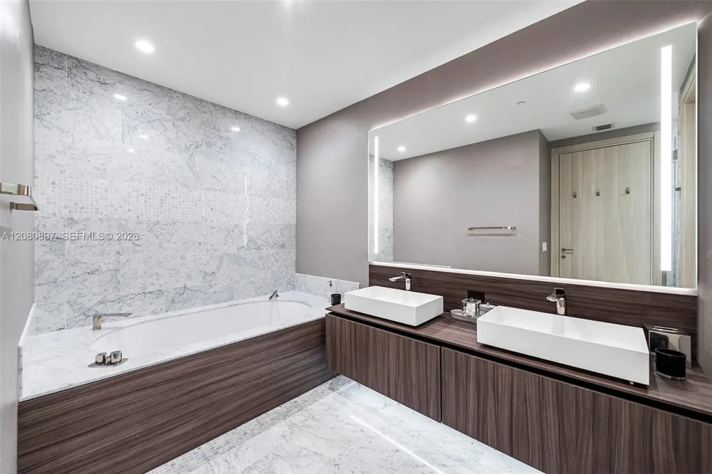 1000 Brickell Plz #PH5307 Miami, FL 33131