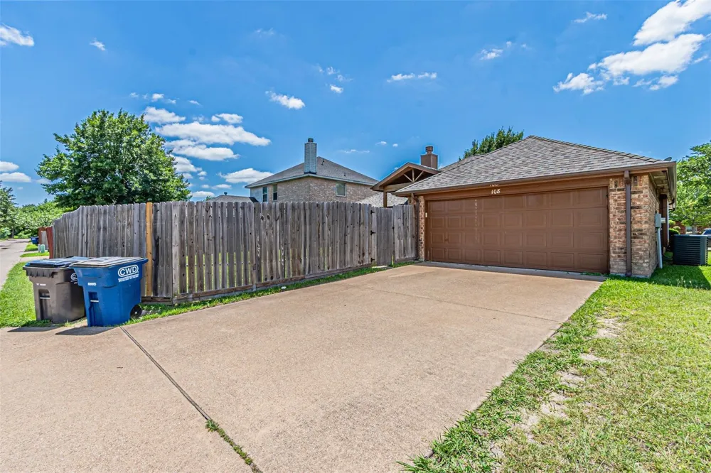 108 Oak Hollow Lane Red Oak, TX 75154