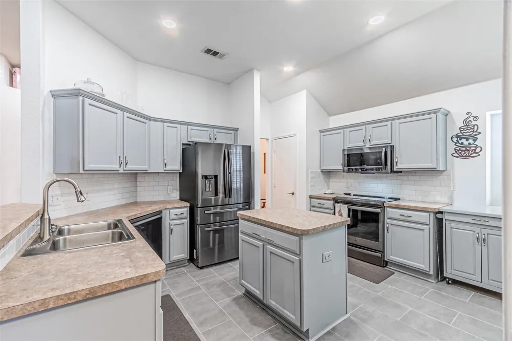 108 Oak Hollow Lane Red Oak, TX 75154