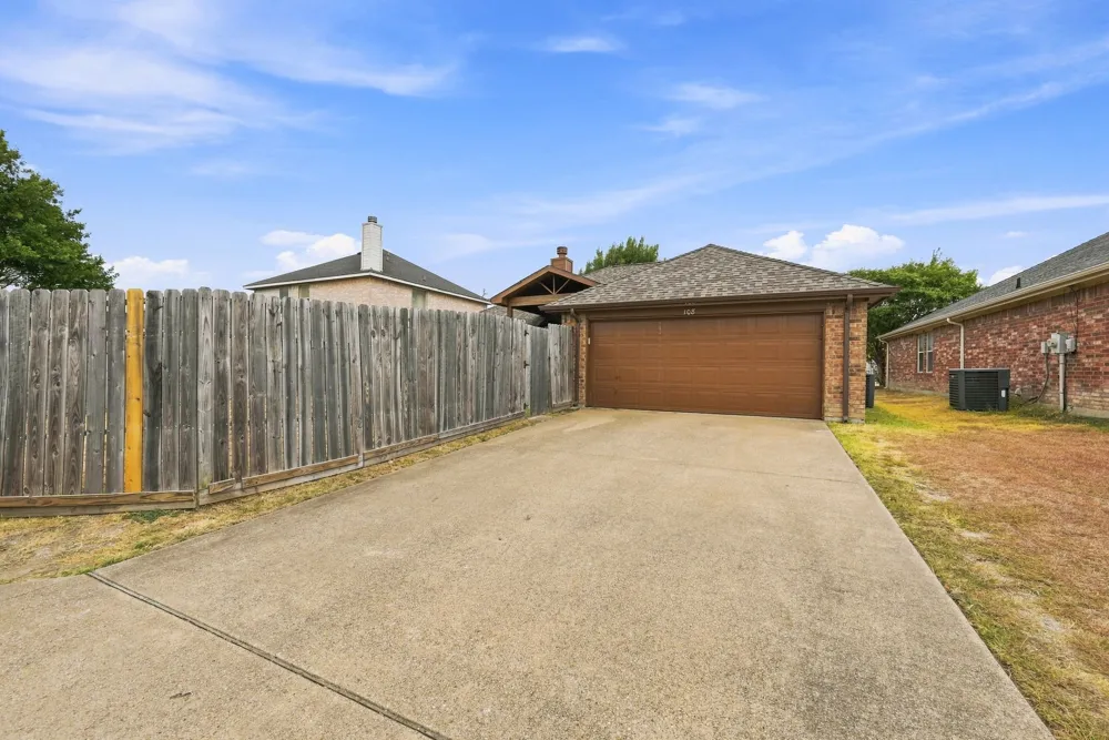 108 Oak Hollow Lane Red Oak, TX 75154