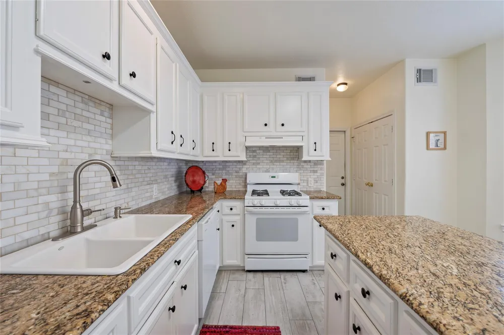 2060 Glencove Drive Seabrook, TX 77586