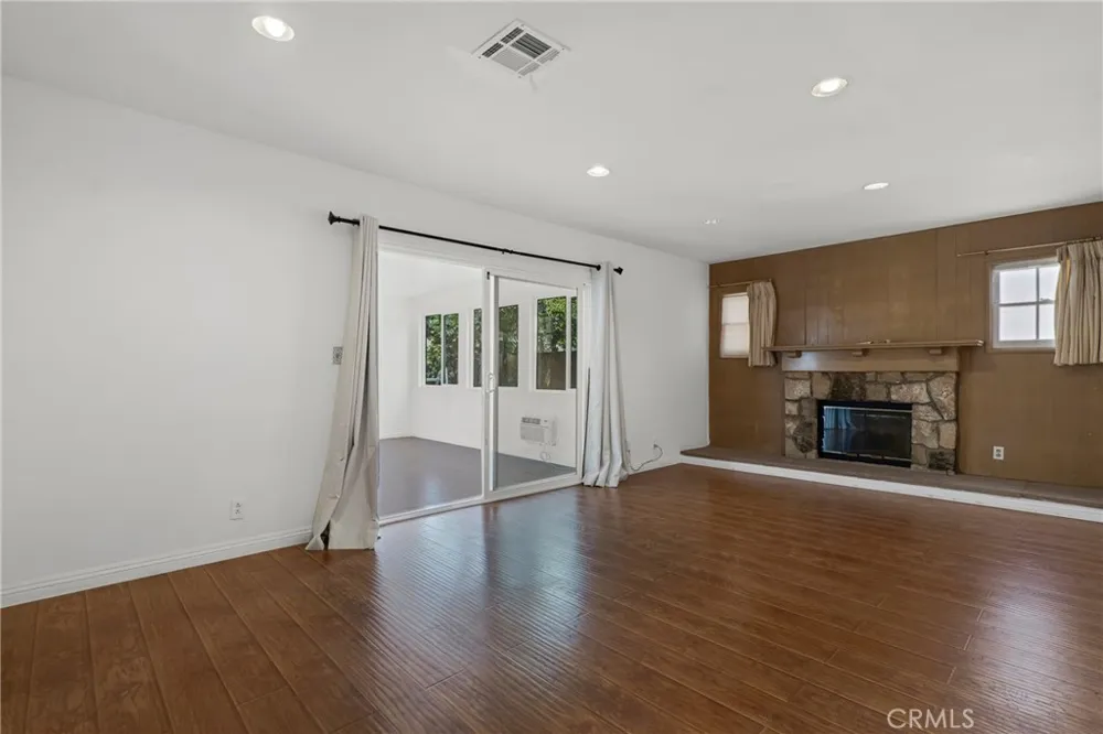 7847 Kelvin Winnetka, CA 91306