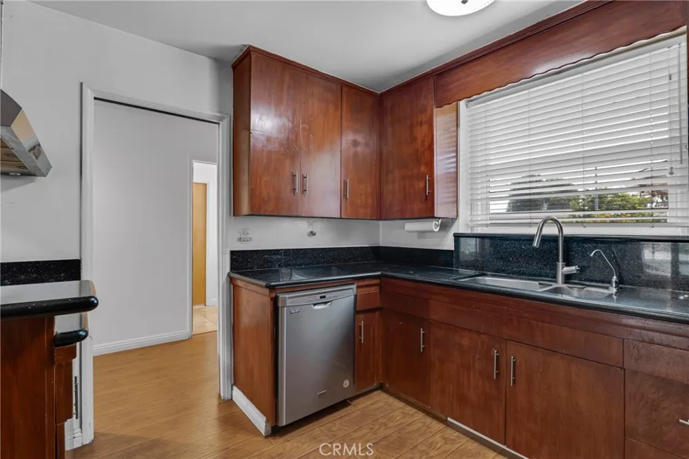 7847 Kelvin Winnetka, CA 91306