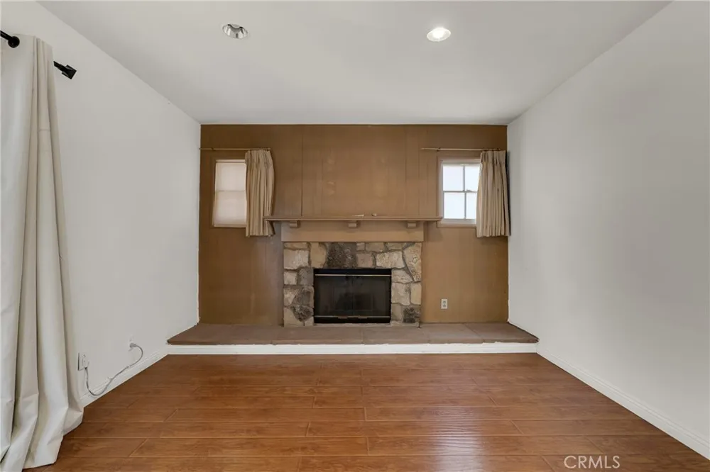 7847 Kelvin Winnetka, CA 91306