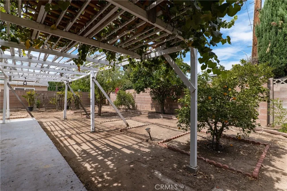 7847 Kelvin Winnetka, CA 91306