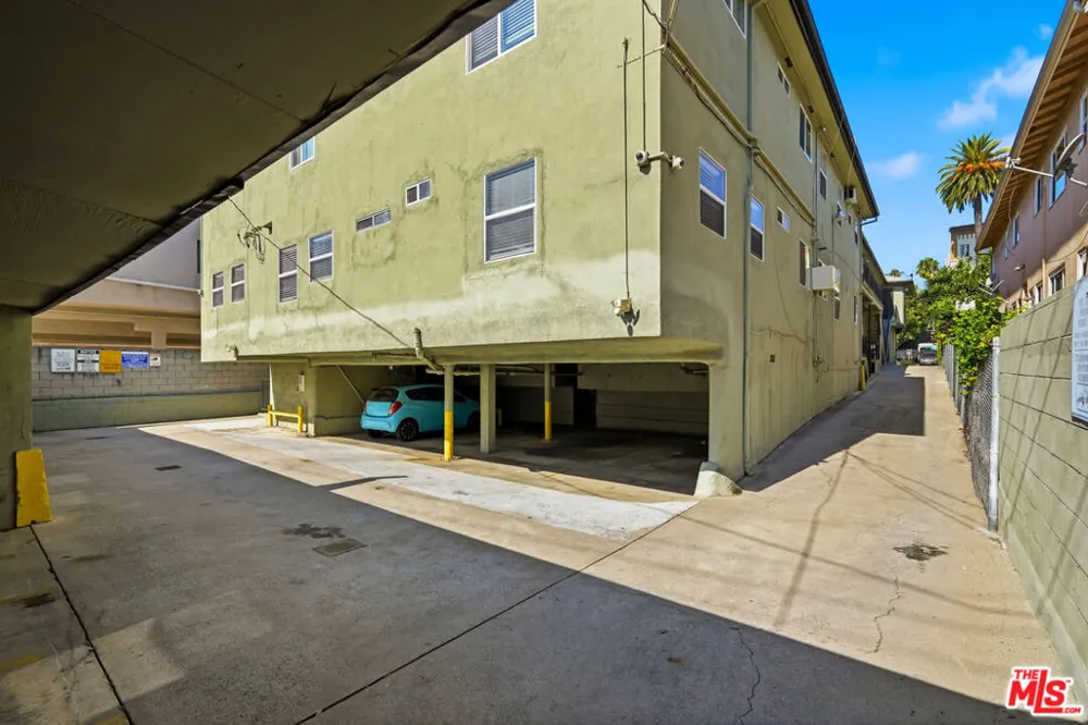 1818 Kingsley Drive #17 Los Angeles, CA 90027
