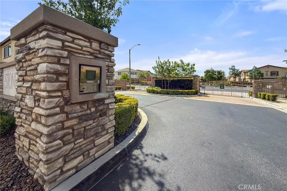 15237 Brookstone Fontana, CA 92336