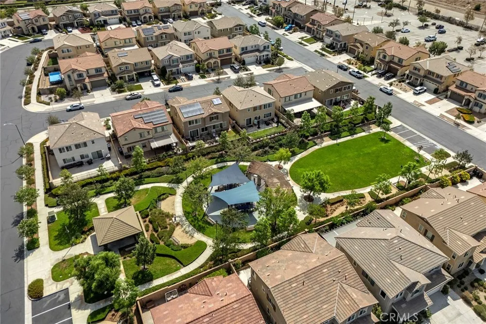 15237 Brookstone Fontana, CA 92336