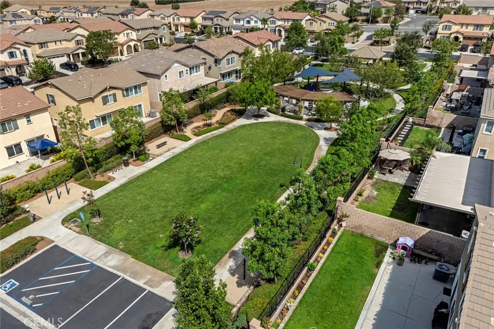 15237 Brookstone Fontana, CA 92336