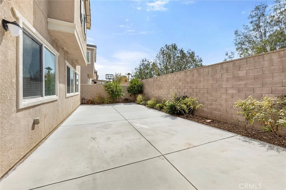 15237 Brookstone Fontana, CA 92336