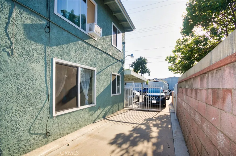 5174 Linden Long Beach, CA 90805