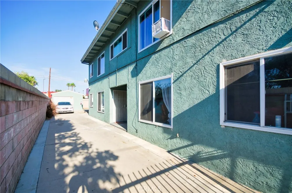 5174 Linden Long Beach, CA 90805