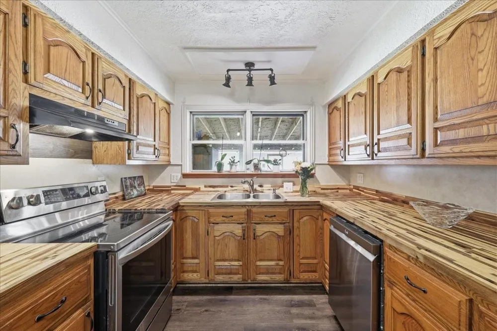 711 S 6th Street Nederland, TX 77627