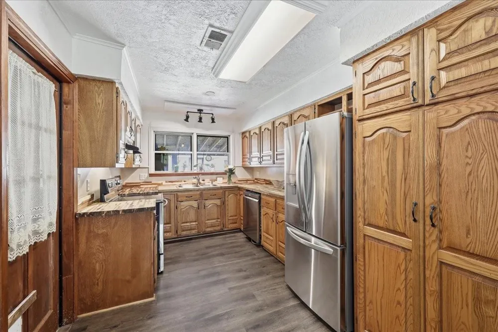 711 S 6th Street Nederland, TX 77627