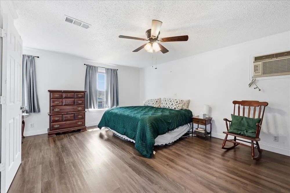 711 S 6th Street Nederland, TX 77627