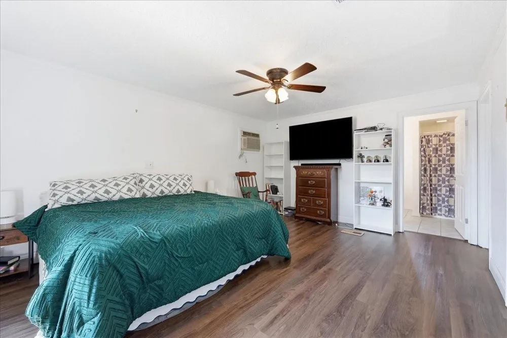 711 S 6th Street Nederland, TX 77627